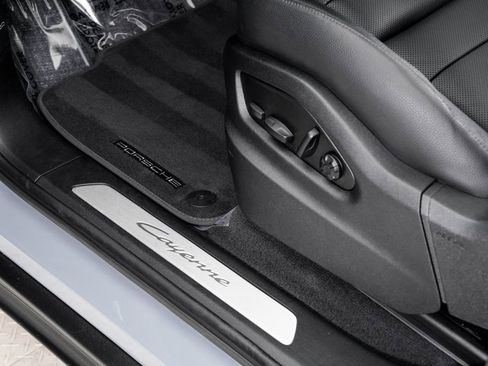 Used 2025 Porsche Cayenne image 12