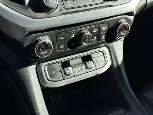 Used 2023 GMC Acadia SLT image 26