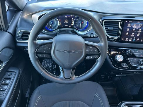 Used 2019 Chrysler Pacifica Touring Plus w/ Advanced Safetytec Group image 16