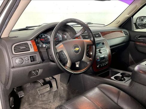 Used 2014 Chevrolet Suburban LT RWD image 15