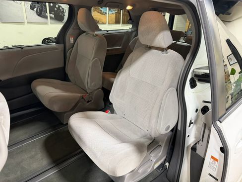 Used 2015 Toyota Sienna LE AWD/4WD image 29