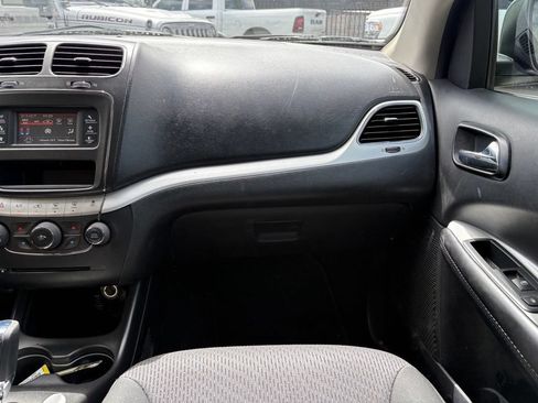 Used 2019 Dodge Journey SE w/ Connectivity Group FWD image 7