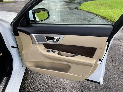 Used 2013 Jaguar XF image 32