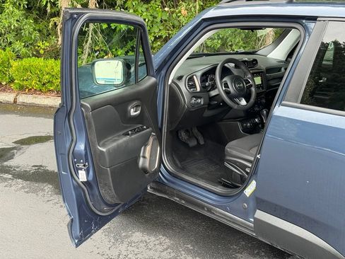 Used 2023 Jeep Renegade Latitude AWD/4WD image 7