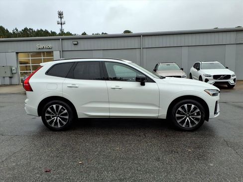 Certified 2025 Volvo XC60 B5 Plus image 2