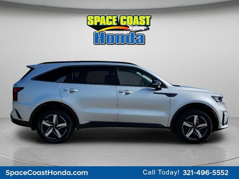 Used 2022 Kia Sorento S FWD image 2