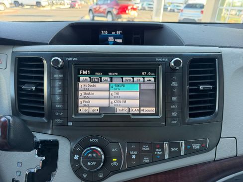 Used 2014 Toyota Sienna XLE w/ XLE Premium Package FWD image 12