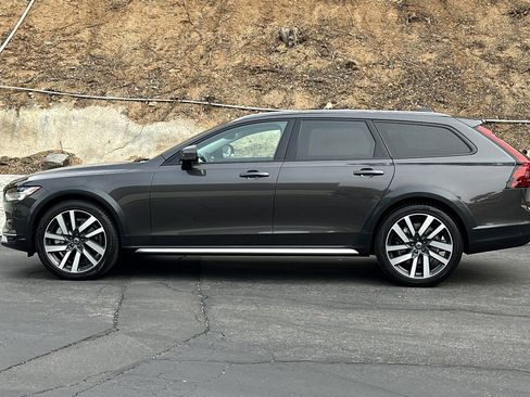 Used 2025 Volvo V90 B6 Cross Country Plus w/ Protection Package Premier AWD/4WD image 8