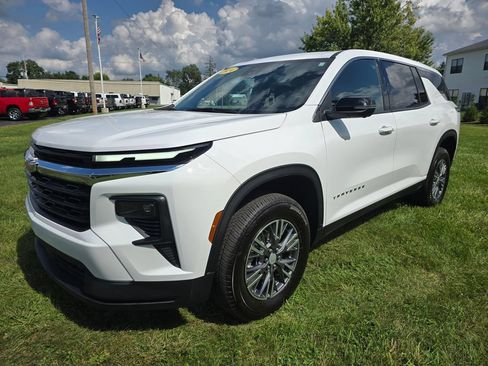 Used 2024 Chevrolet Traverse LS FWD image 3