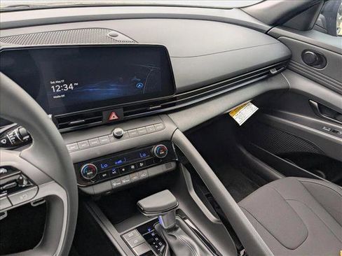 New 2025 Hyundai Elantra SEL image 13