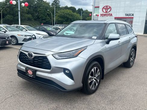Used 2024 Toyota Highlander XLE AWD/4WD image 3