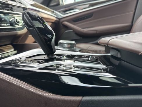 Used 2023 BMW M550i xDrive image 28