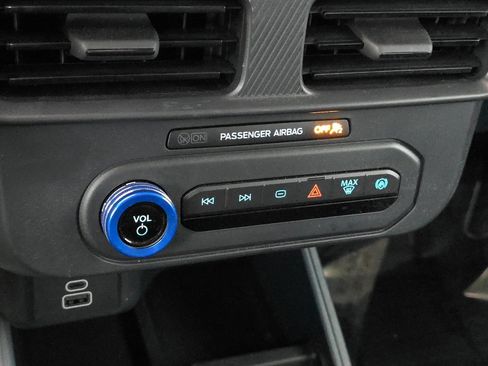 Used 2025 Ford Maverick XL w/ Equipment Group 101A AWD/4WD image 16