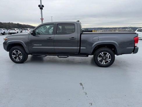 Used 2018 Toyota Tacoma TRD Sport w/ Technology Package image 6