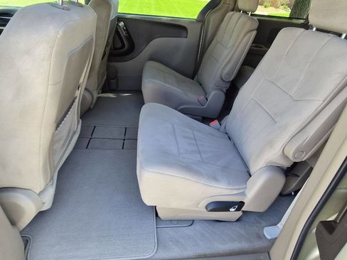 Used 2011 Chrysler Town & Country Touring w/ Entertainment Group #1 FWD image 16