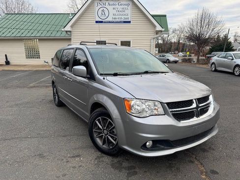 Used 2017 Dodge Grand Caravan SXT image 1