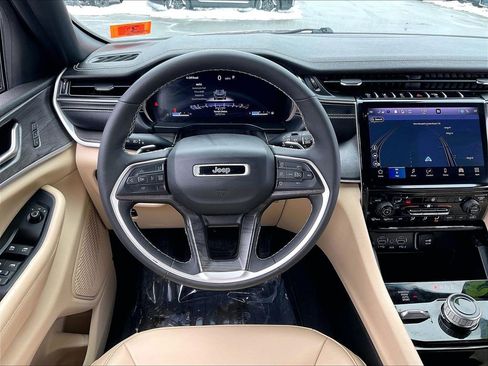 Used 2023 Jeep Grand Cherokee Limited image 16