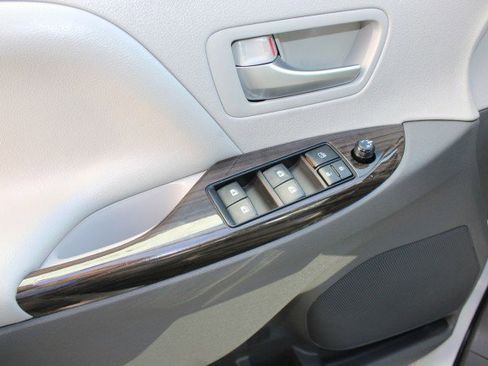 Used 2018 Toyota Sienna XLE NAVI image 28