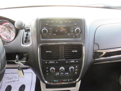 Used 2015 Dodge Grand Caravan SE image 17