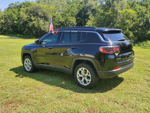 Used 2025 Jeep Compass Latitude w/ Convenience Group AWD/4WD image 8