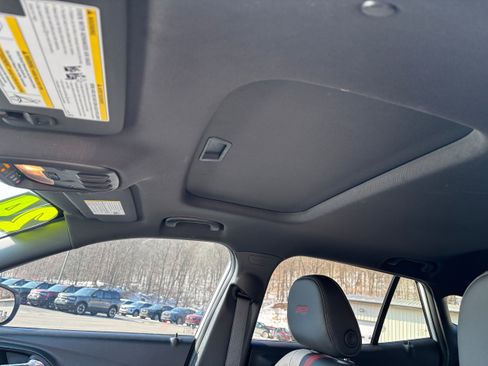 Used 2024 Chevrolet Trax RS w/ Sunroof Package image 16