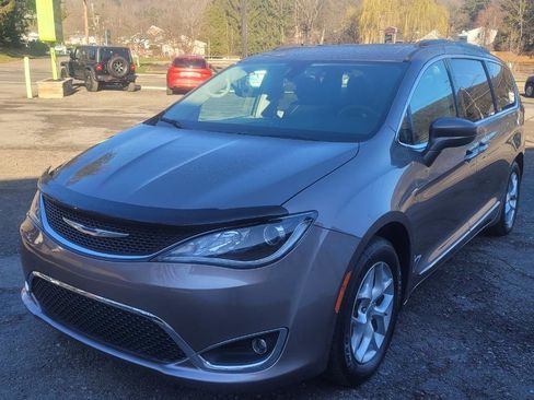 Used 2017 Chrysler Pacifica Touring-L w/ Tire & Wheel Group image 4