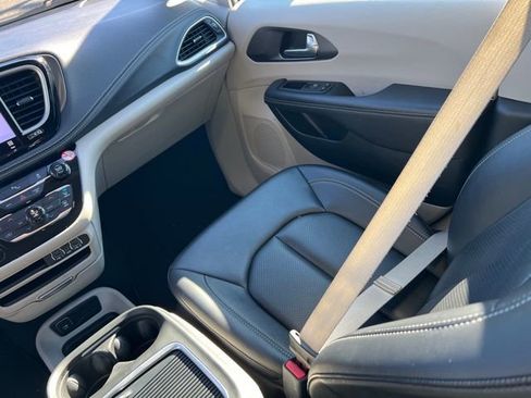 Used 2024 Chrysler Pacifica Select image 13