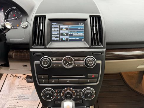 Used 2014 Land Rover LR2 HSE image 19