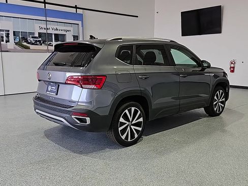 Used 2024 Volkswagen Taos SE w/ Panoramic Sunroof Package FWD image 8