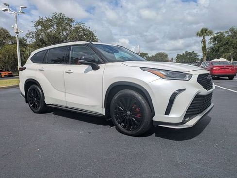 Used 2023 Toyota Highlander XSE FWD image 2