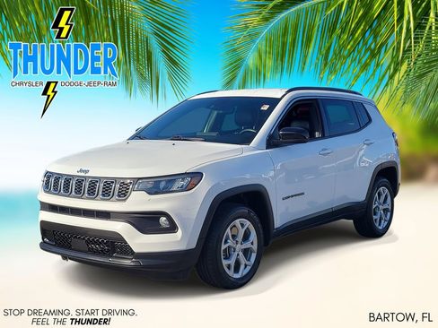 Used 2024 Jeep Compass Latitude AWD/4WD image 2
