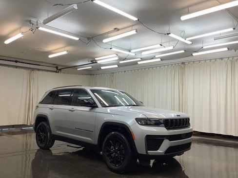 New 2026 Jeep Grand Cherokee Altitude AWD/4WD image 4