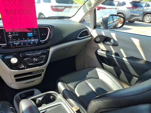 Used 2023 Chrysler Pacifica Touring-L FWD image 11