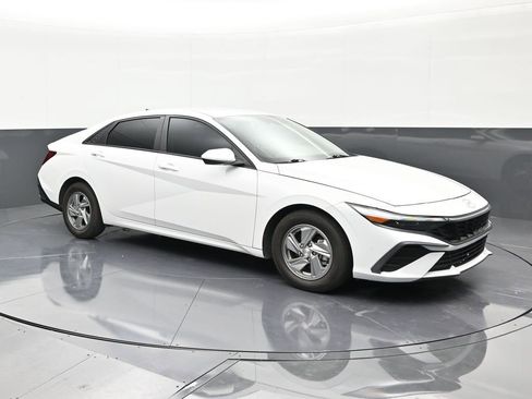 Used 2024 Hyundai Elantra SE FWD image 7