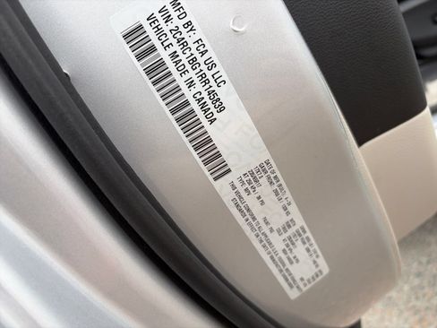 Used 2024 Chrysler Pacifica Touring-L FWD image 11