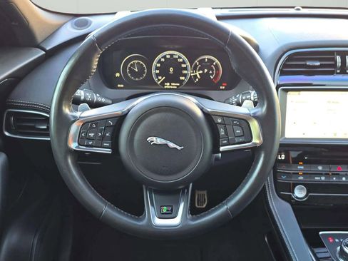 Used 2018 Jaguar F-PACE R-Sport image 35