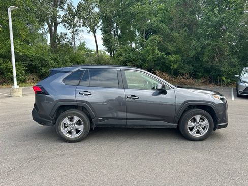 Used 2025 Toyota RAV4 XLE AWD/4WD image 8