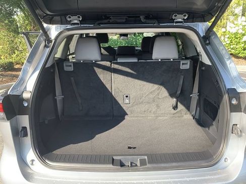 Used 2025 Toyota Highlander LE FWD image 33