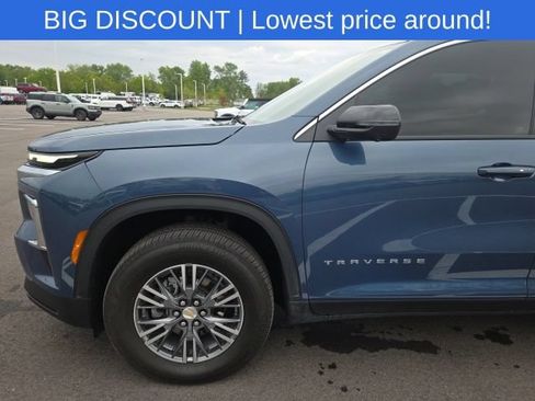 Used 2024 Chevrolet Traverse LT w/ LPO, Floor Liner Package FWD image 17
