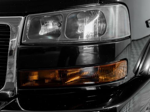 Used 2023 GMC Savana 2500 image 25