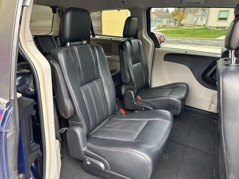 Used 2016 Chrysler Town & Country Touring w/ Driver Convenience Group image 11