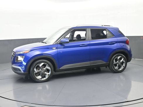 Used 2022 Hyundai Venue SEL FWD image 2