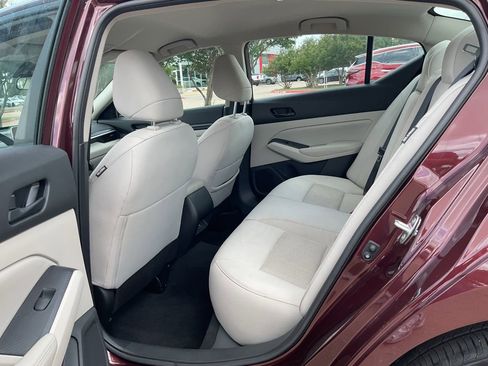 Used 2025 Nissan Altima 2.5 SV FWD image 10