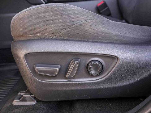 Used 2021 Toyota Venza LE AWD/4WD image 23