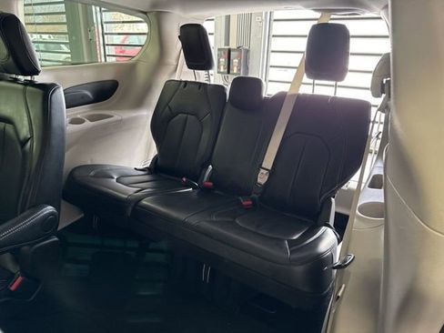 Used 2024 Chrysler Pacifica Touring-L image 35