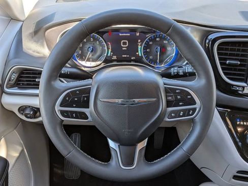 Used 2024 Chrysler Pacifica Touring-L FWD image 18
