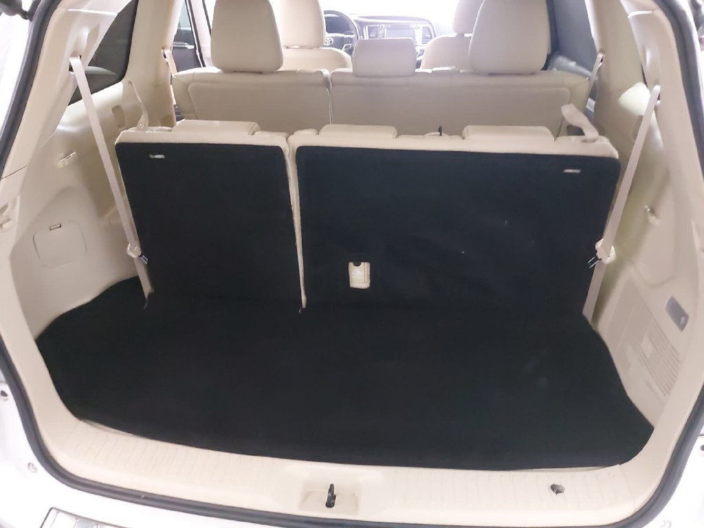 Used 2019 Toyota Highlander XLE FWD image 13