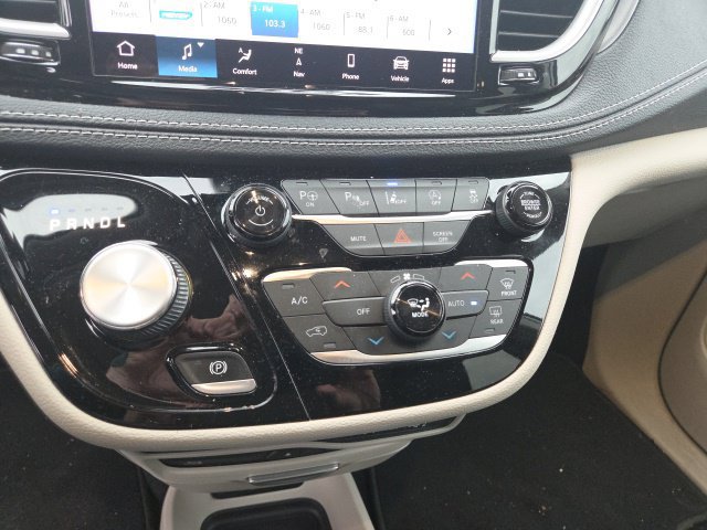 Used 2022 Chrysler Pacifica Touring-L w/ Uconnect Theater Family Group AWD/4WD image 8