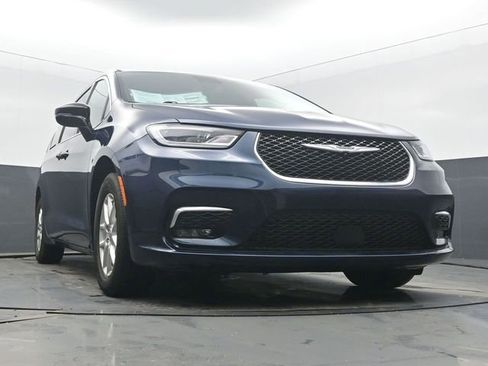 Used 2025 Chrysler Pacifica Select image 53