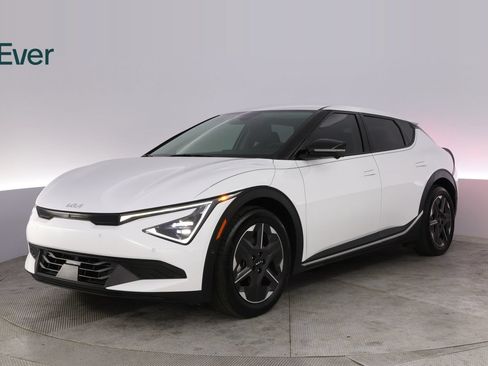 Used 2025 Kia EV6 Light w/ Light LR Technology Package RWD image 2